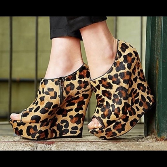 Steve Madden Leopard wedge bootie Sz 6 - Picture 1 of 6